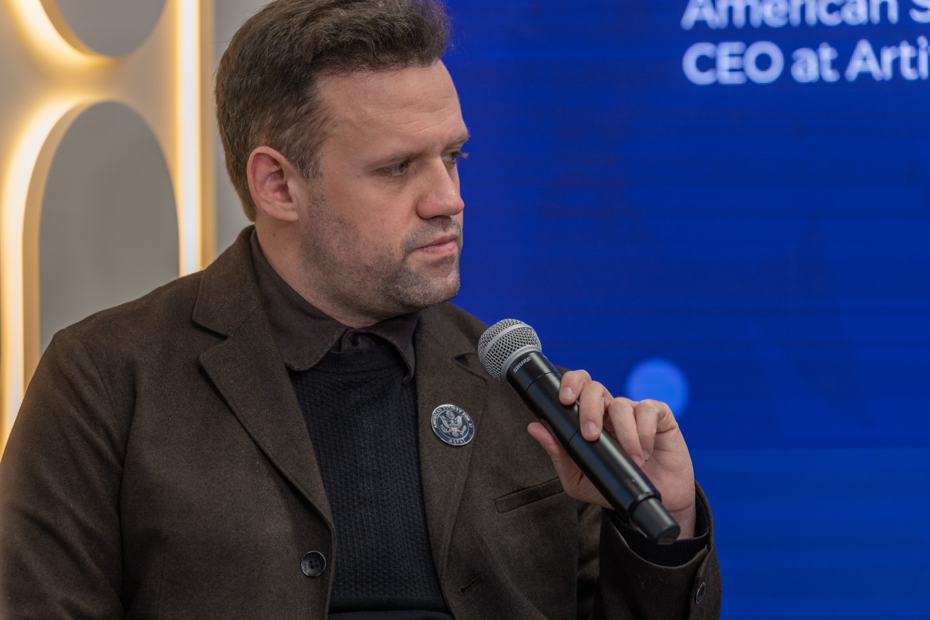 Russ Wilcox speaking at Polish Business Hub Davos